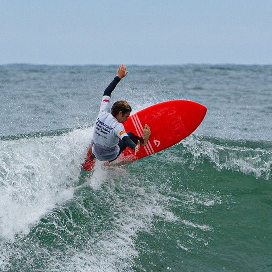 personas surfeando ola en mar en pagina de Contacto tienda de surf y skate Alarcón Madrid